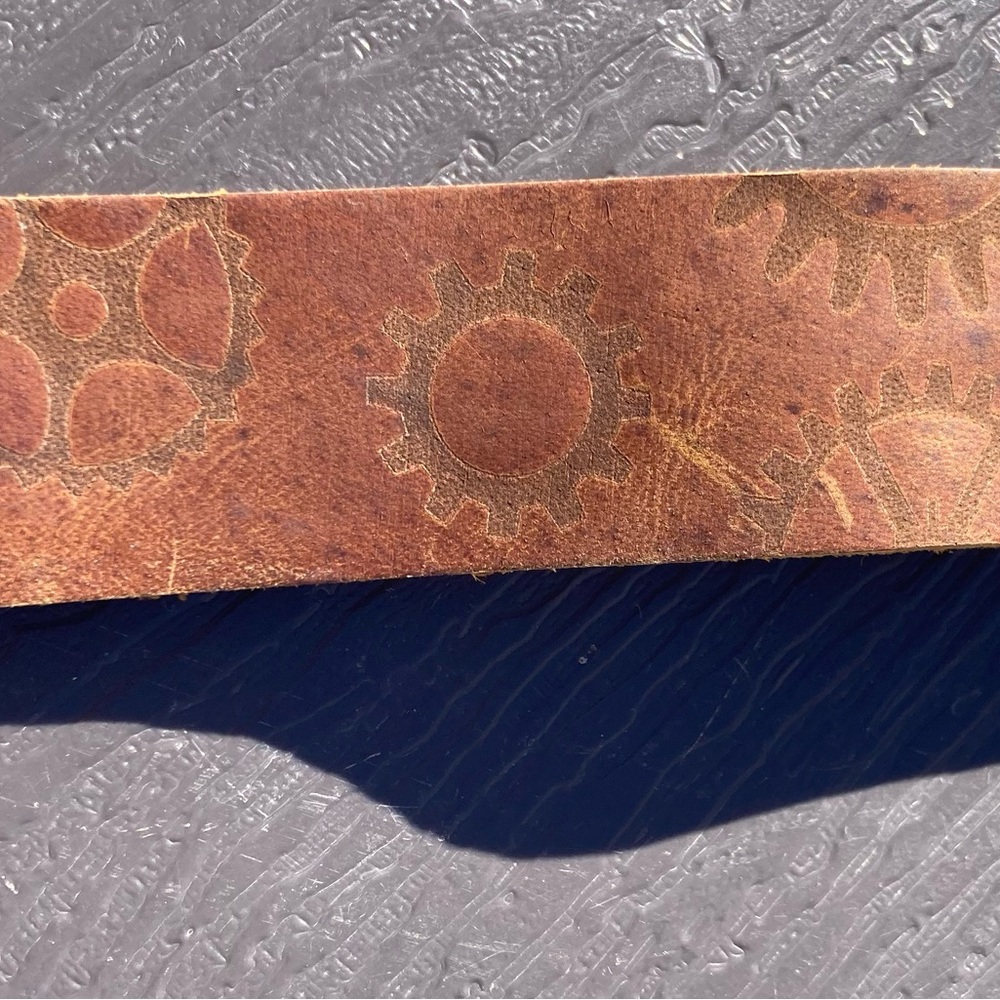 8” Leather Cuff Bracelet Imprinted Gears Brass Latch Hook - Picture 5 of 13